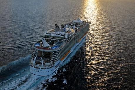 Incendio a bordo di Allure of the Seas. Nessun ferito. Anno nero per il settore delle crociere.