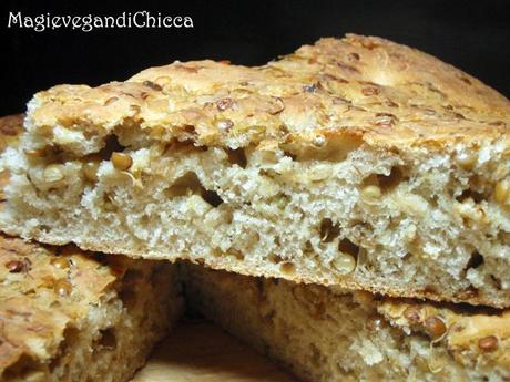 Focaccia con farina di quinoa e germogli