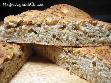 Focaccia con farina di quinoa e germogli