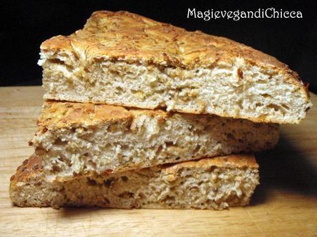 Focaccia con farina di quinoa e germogli