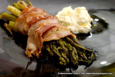 Asparagi avvolti nella pancetta affumicata e uova in camicia