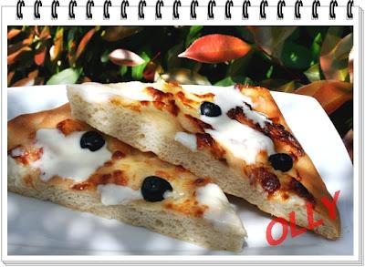 Focaccia con stracchino e olive nere