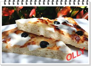 Focaccia con stracchino e olive nere