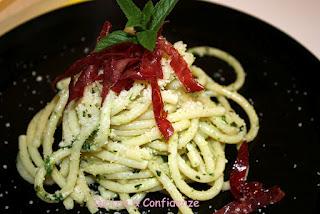 Bucatini con pesto fresco di menta con mandorle e bresaola croccante