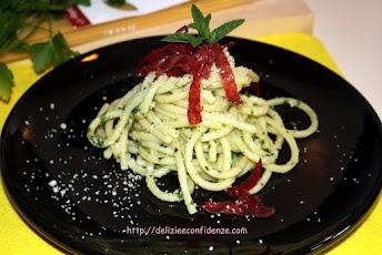 Bucatini con pesto fresco di menta con mandorle e bresaola croccante