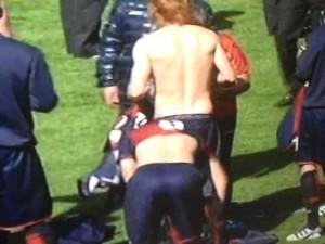 FOTO – SCANDALO A GENOVA, VERGOGNA ULTRA’,I GIOCATORI DEL GENOA COSTRETTI A TOGLIERSI LA MAGLIA IN CAMPO