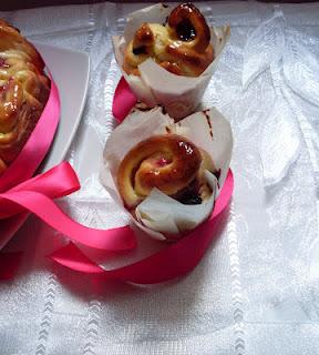 torta di rose ai frutti di bosco e crema alla vaniglia