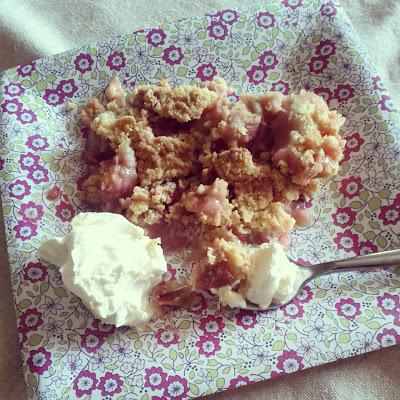 Crumble fragole, rabarbaro e ... banana!