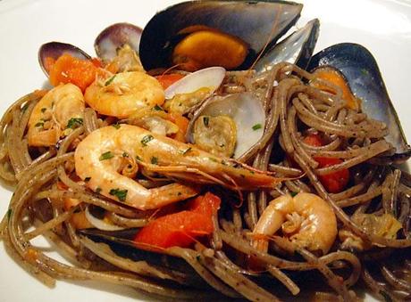 Fidelìn del Moro con gamberetti, cozze e vongole veraci.