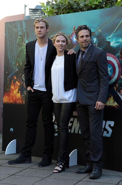 Foto e chiacchere dal red carpet romano di The Avengers: Gli attori in ritardo posano per alcuni scatti prima della presentazione