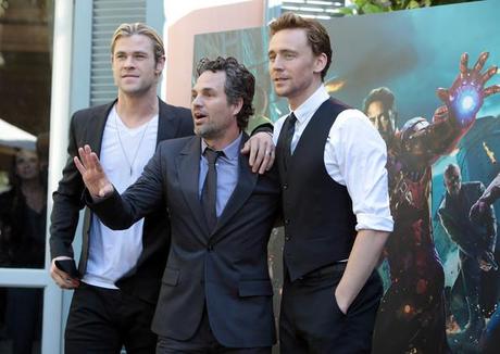 Foto e chiacchere dal red carpet romano di The Avengers: Gli attori in ritardo posano per alcuni scatti prima della presentazione
