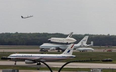 L’Enterprise arriva al Dulles Airport, New York, per la sua ultima casa
