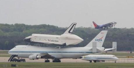 L’Enterprise arriva al Dulles Airport, New York, per la sua ultima casa