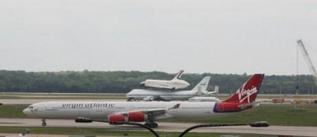 L’Enterprise arriva al Dulles Airport, New York, per la sua ultima casa