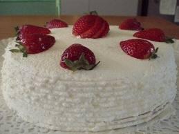 Torta primaverile di panna e fragole