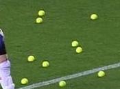 VIDEO INCREDIBILE tifosi Siviglia protestano lanciando campo tante palline Tennis…