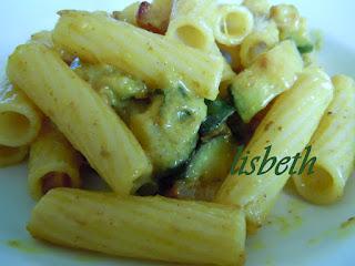 Maccheroncini alle zucchine con curry e crème fraîche