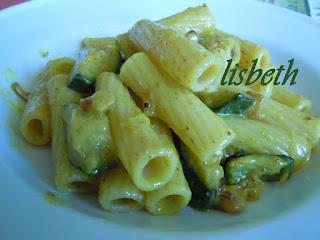 Maccheroncini alle zucchine con curry e crème fraîche