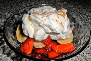 BANANE E FRAGOLE CON PANNA ALLA CANNELLA