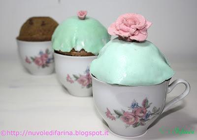 Muffin al latte di cocco e pasta di fragole decorati in mmf