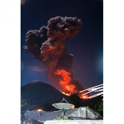 ERUZIONE DEL MONTE LOKON,INDONESIA