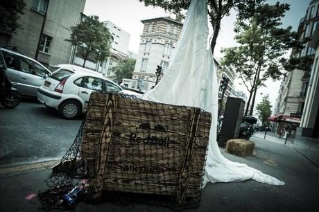 guerrilla-ambient-red-bull-airdrop-paris