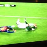 FOTO-SPAVENTOSO SCONTRO TRA PIQUE’ E VICTOR VALDES,ATTIMI DI PAURA!