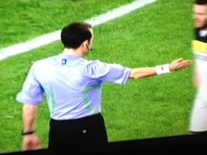 FOTO – ECCO IL CURIOSO COLORE DEL COMPLETINO DELL’ARBITRO,VISIONATE