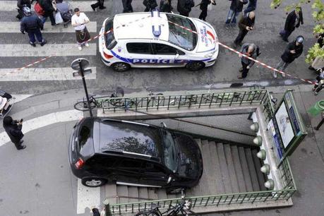 Col Suv giù per le scale del metro di Parigi. “Pardon, credevo fosse il parcheggio”