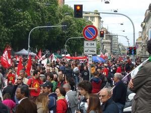 Esausto e demoralizzato ho chiesto aiuto ai ragazzi del Leoncavallo, potete fare un annuncio, oltre che a trasmettere musica? Milano, 25 Aprile 2012.