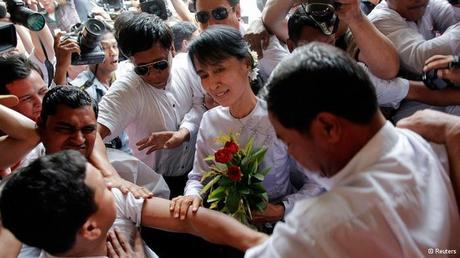 Il ministro degli esteri Terzi in Birmania invita San Suu Kyi in Italia