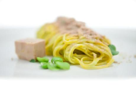 Chitarrini di pasta all'uovo con fave e foie gras d'anatra