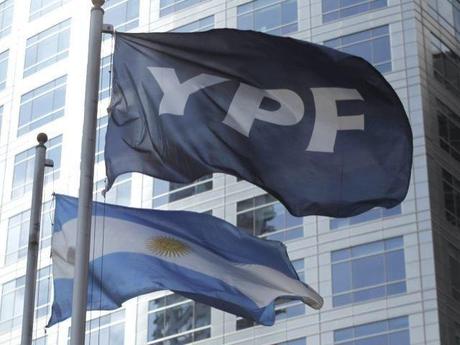 Argentina: il Senato dice sì alla nazionalizzazione della compagnia petrolifera YPF, togliendola alla spagnola Repsol