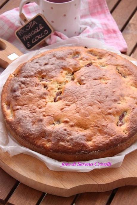 TORTA MORBIDA DI RICOTTA CON FRAGOLE E COCCO di Dolcipensieri