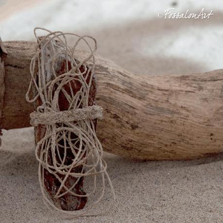Ciondolo realizzato a mano con legno, corda e sabbia