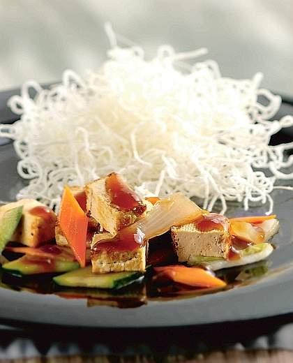 Vermicelli di riso con tofu e verdure