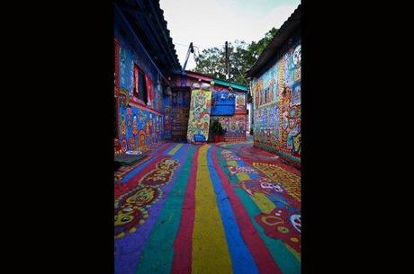 Huang Yongfu: Rainbow Family Village