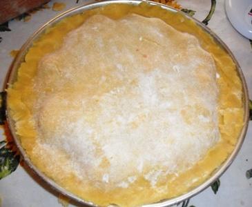 ricoprite-la-crostata-con-lo-strato-sottile-di-frolla