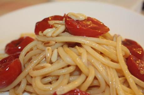 Bucatini con pomodorini al forno e pinoli tostati