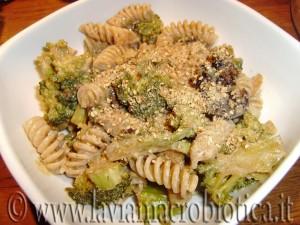 Fusilli integrali con broccoli e prugne secche