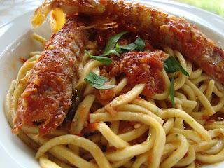 Tagliolini con canocchie al pomodoro.