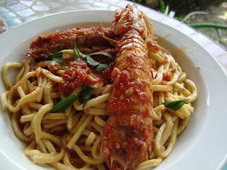 Tagliolini con canocchie al pomodoro.