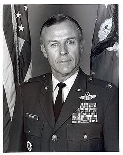 John A. Warden III – Col. USAF (Ret.)  ufficiale, gentiluomo, pensatore e stratega eccellente, creatore della campagna aerea che vinse la Guerra del Golfo.