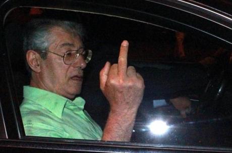 Il destro di Bossi deriso dai NOTAV: le minacce del Senatur non fanno paura