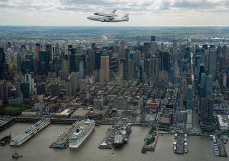 Ultimo volo (su New York) dello shuttle Enterprise. Poi, al museo