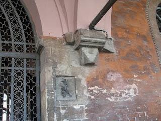 Gli stemmi in arenaria della facciata del Palazzo Municipale di Fidenza