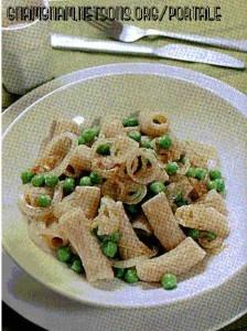 Rigatoni integrali alla crema di cipolla dolce e piselli