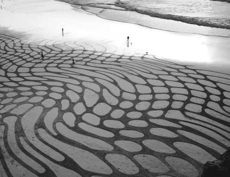 I SUGGESTIVI PATTERNS NELLA SABBIA DI ANDRES AMADOR