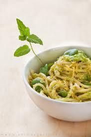 Maccheroni al pesto di fave e pecorino