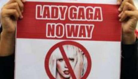 : lady gaga, inferno, protesta, indonesia